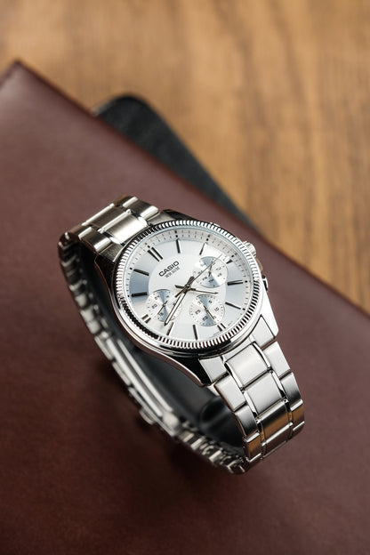Casio watch:Analog MTP-1375D-1AV