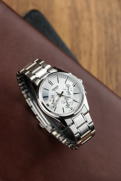 Casio watch:Analog MTP-1375D-1AV