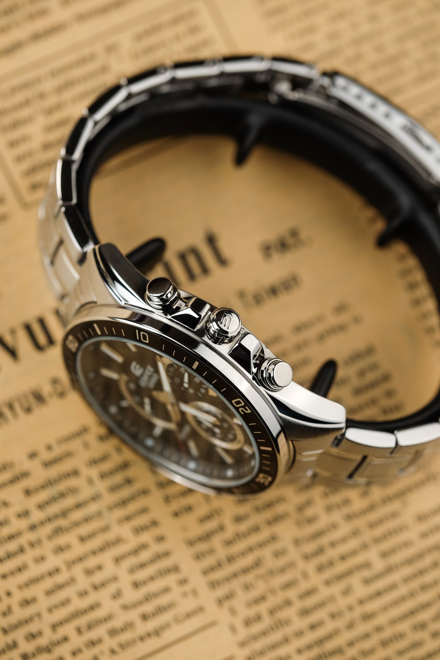 Casio Watch:Standard Chronograph EFR-552D-1AV