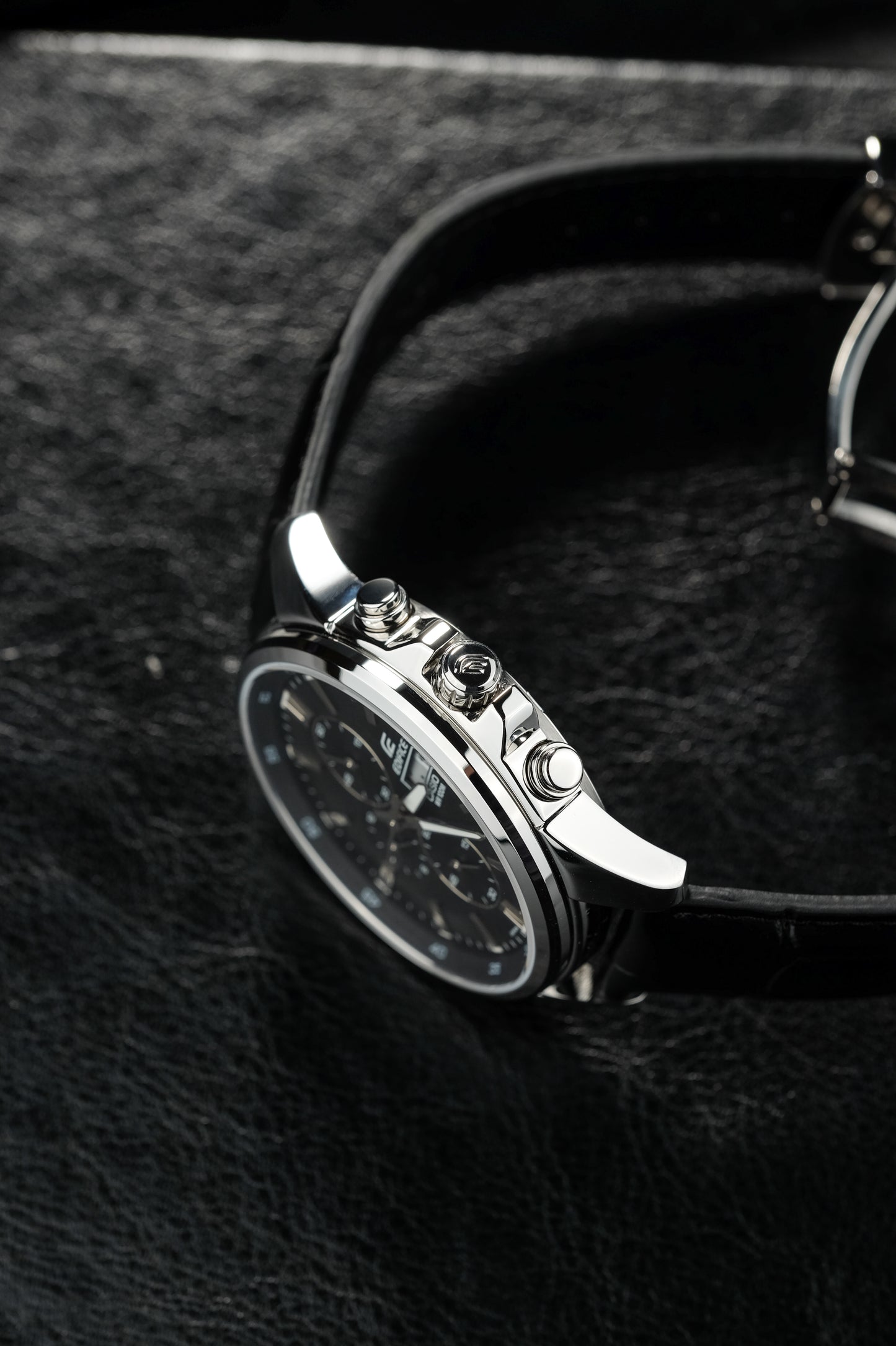 Casio Watch:Standard chronograph watch EFB-509L-1AV